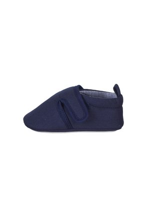 Zapato para bebé de color azul marino con suela blanda y correa ajustable de gancho y bucle en el lateral, diseñado para brindar comodidad y facilidad al calzar.