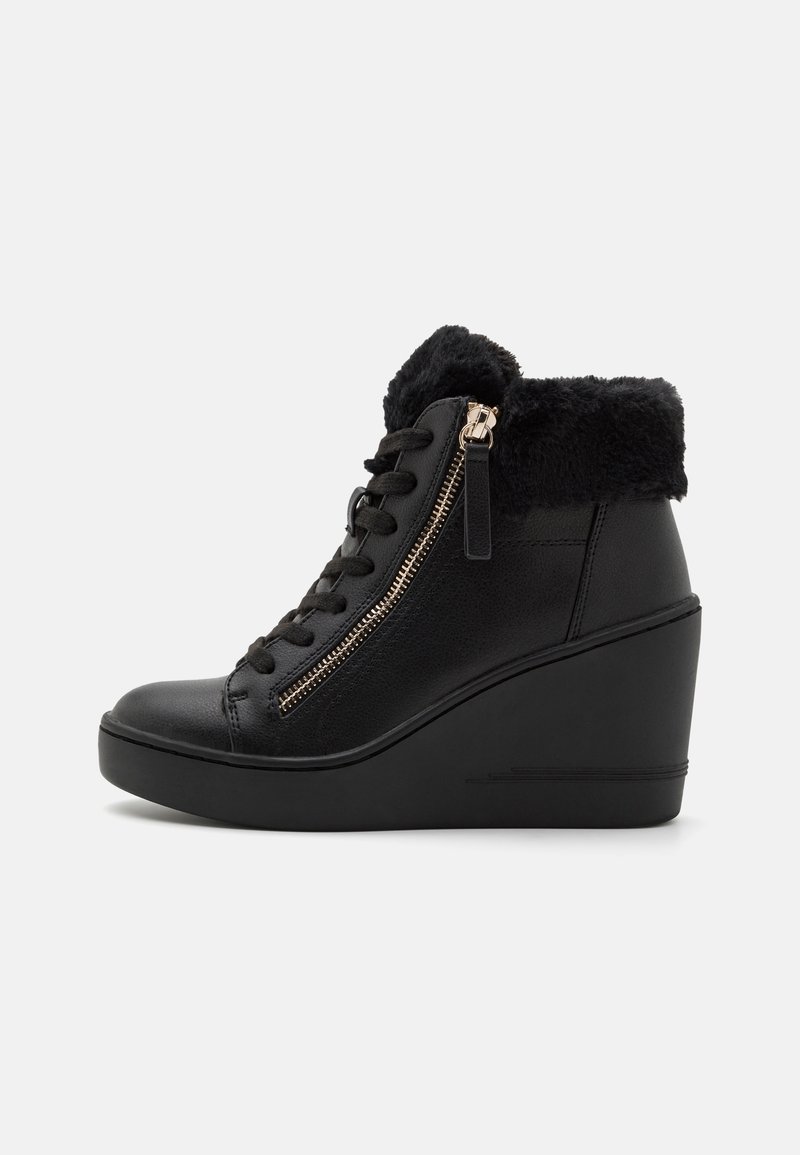 Bottines noires à talon wedge avec une tige en cuir texturé, fermeture à lacets et fermeture éclair sur le côté. Col en fourrure et talon wedge noir élégant.