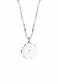 Sudraba kaklarota ar savītu ķēdi un apaļu piekari. Piekarināms ir ar atzīmi "925", kas norāda uz sudraba kvalitāti, un tam ir pulēta virsma.