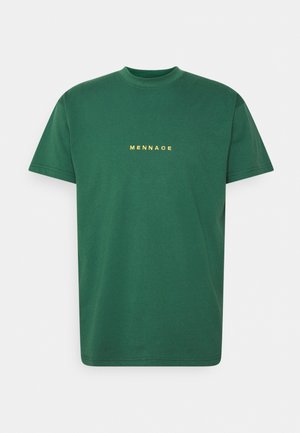 Grøn T-shirt med korte ærmer og rund hals med gul "MENNACE" tekst centreret på brystet mod en ensfarvet baggrund.