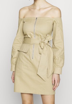 Beiges, schulterfreies Kleid aus Baumwollmischung mit einem vorderen Reißverschluss, tailliertem Gürtel, langen Ärmeln und einer vorderen Tasche mit Klappe.