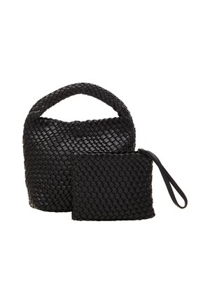 Borsa a tracolla nera intrecciata con forma arrotondata e manico corto, accompagnata da una piccola pochette abbinata con un cinturino da polso.
