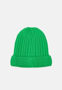 Gorro de malha verde com textura canelada e barra dobrada. Apresenta padrões de cabo verticais no corpo. Material macio.