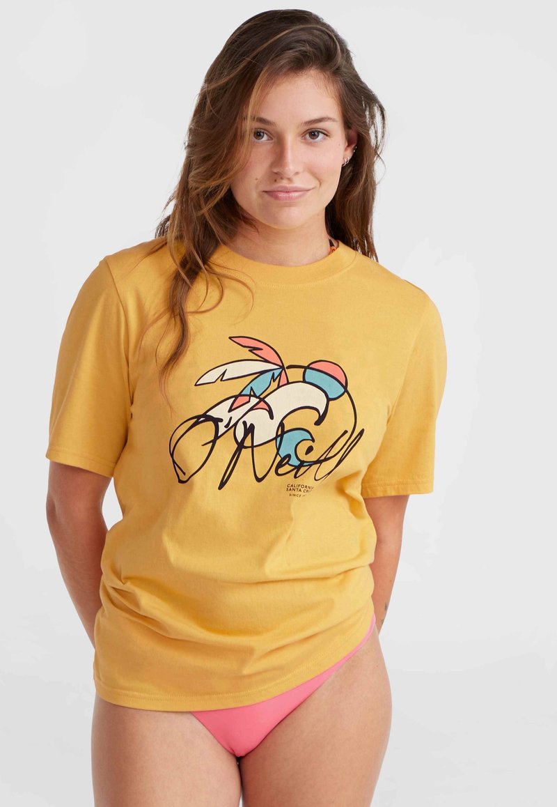 Gul bomulds t-shirt med korte ærmer har et grafisk design af en stiliseret surfscene og "O'Neill" logo i sort.