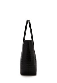 Sac en faux cuir crocodile noir avec un design structuré, comprenant deux longues poignées et une texture brillante.