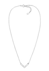 Srebrny naszyjnik łańcuszkowy z wisiorkiem w kształcie litery V, który ma geometryczne wycięcia. Łańcuszek posiada zapięcie typu lobster oraz regulowaną długość.