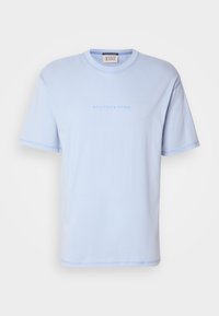 FRONT CHEST LOGO - Camiseta estampada - sky blue
