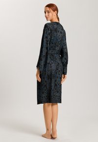 Zwart bloemenpatroon jurk met lange mouwen, knie-lange ontwerp en een gladde textuur; beschikt over blauwe accenten en een aansluitende taille.