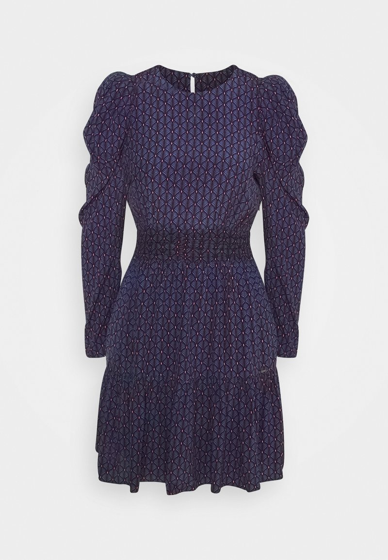 Marineblaues Kleid mit langen Puffärmeln, geraffter Taille und gestuftem Rock. Es hat ein geometrisches Muster in Rot und Weiß. Knopfverschluss am Rücken.