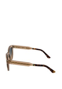 Okulary przeciwsłoneczne z przezroczystą beżową oprawką, zausznikami o wzorze diamentu i ciemnymi szkłami z gradientem; akcenty w kolorze żółwia na zausznikach.