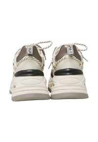 Paire de baskets blanches et beiges de la marque Buffalo avec semelles épaisses, languettes arrière et accents noirs vues de dos.