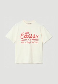 Camiseta de algodón blanca de manga corta, con el texto y gráfico del logo rojo de "Ellesse", y "Nato a Perugia Nel 1959" impreso abajo.