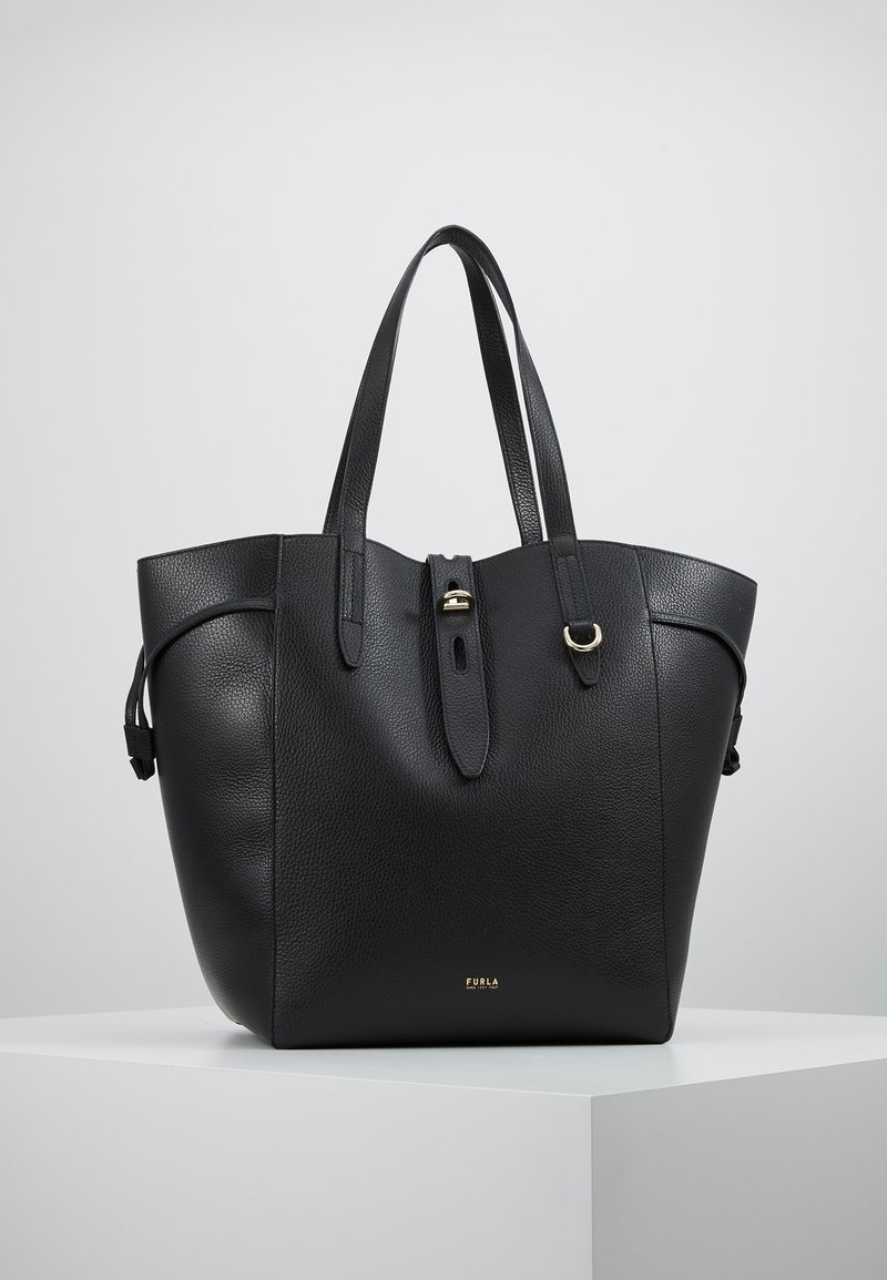 Czarna skórzana torba tote o teksturowanej powierzchni, podwójnych uchwytach i złotym akcentach metalowych. Posiada bezpieczne zapięcie i minimalistyczny design.