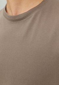 Jack & Jones JJEORGANIC TEE SS O-NECK NOOS - T-shirt basique - brown