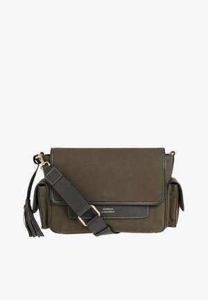 Sac bandoulière rectangulaire vert foncé avec sangle noire réglable, ferrures dorées, poches latérales et détail pompon sur le côté gauche.