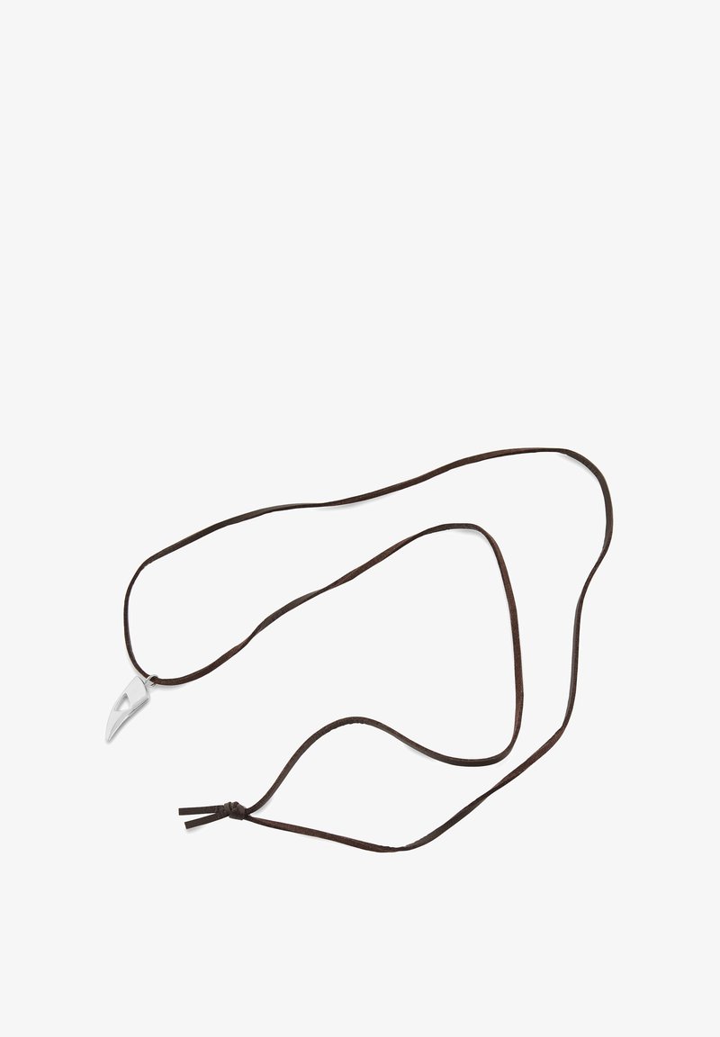 Sølvfarvet vedhæng i form af en fuglefod på en brun læder snor. Snoren har en justerbar knude til tilpasning af længden.