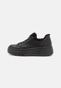 Sorte skinn sneakers med teksturert krage, rund tå, flate lisser og en tykk plattformsåle med riller for grep.