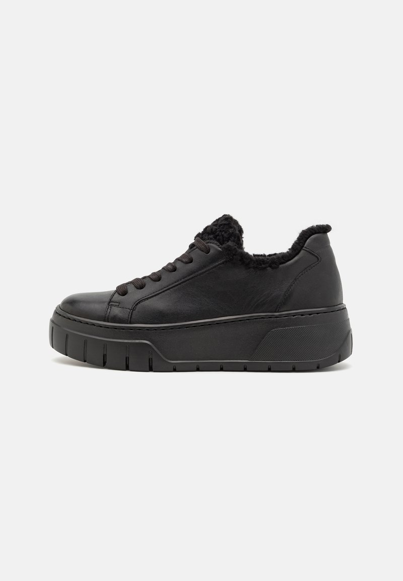 Sorte skinn sneakers med teksturert krage, rund tå, flate lisser og en tykk plattformsåle med riller for grep.