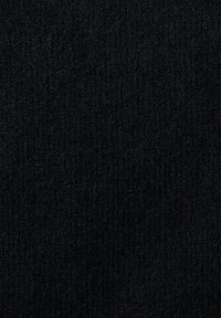 Zwart gebreide stof met een grof weefsel, voorzien van een uniform patroon en een lichte variatie in dikte over het oppervlak.