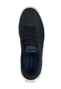 Zapatilla negra con una superficie texturizada, con perforaciones, cordones planos y una suela de goma blanca. Detalles azules en el logotipo de la plantilla.
