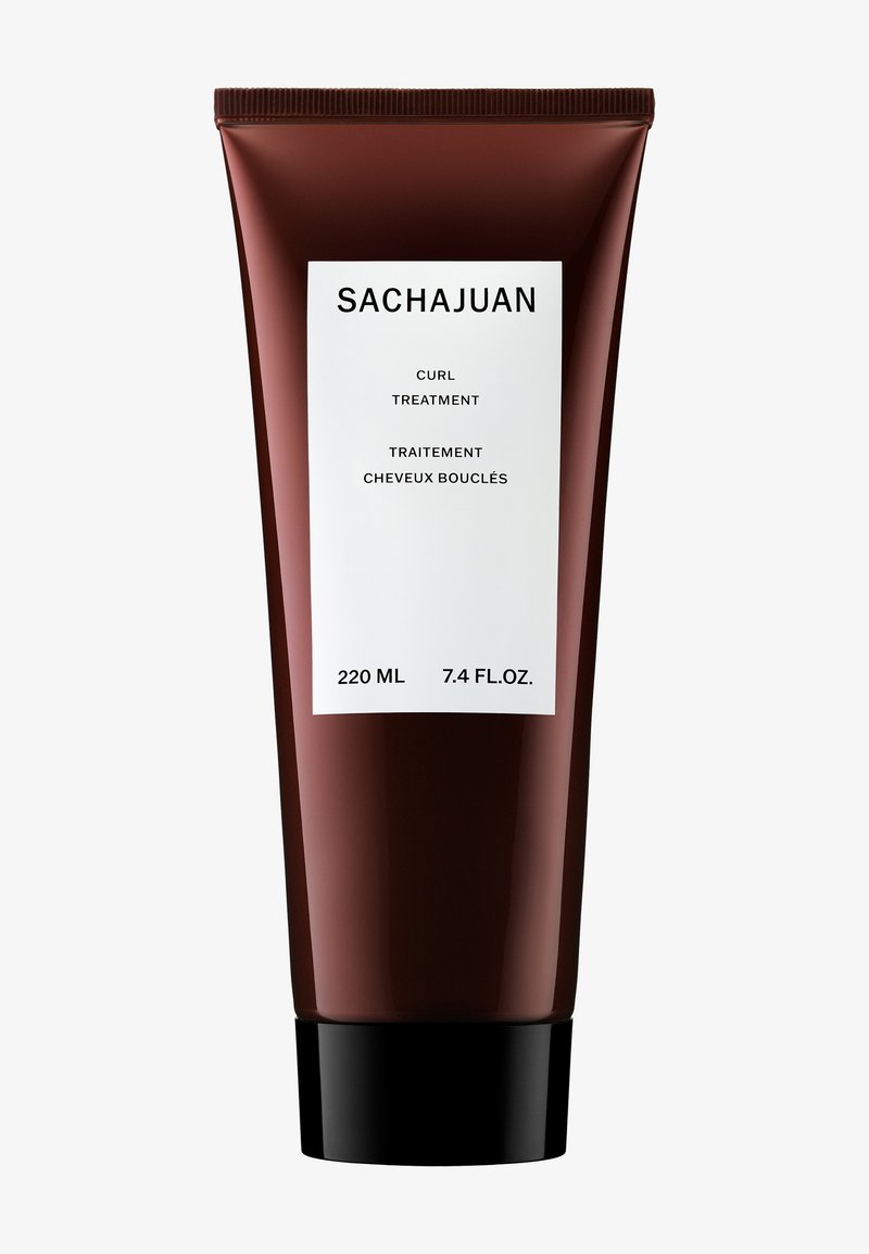 Tubetto di trattamento per capelli ricci Sachajuan, 220 ml, di colore marrone scuro, finitura opaca, e etichetta bianca con testo in nero e grigio.