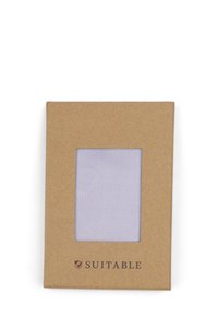 Beige kartonnen verpakking met een duidelijke venster die een lichtpaarse textuurstof binnenin toont. "SUITABLE" logo onderaan.