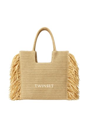 Borsa tote beige intrecciata con manici corti, dettagli frangiati sui lati e la scritta "TWINSET" stampata in bianco al centro davanti.