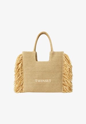 Borsa tote beige intrecciata con manici corti, dettagli frangiati sui lati e la scritta "TWINSET" stampata in bianco al centro davanti.