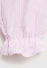 Material din bumbac roz cu dungi verticale albe. Prezintă un elastic la marginea de jos, creând un efect pliat și volan.