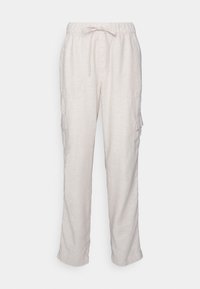 Linnen cargo broek in lichtbeige. Voorzien van een trekkoord in de taille, twee zijzakken en een opgestikte zak op de dij. Ontspannen pasvorm en rechte pijpen.