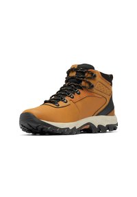 Brązowe skórzane buty trekkingowe z czarnymi akcentami, teksturowana powierzchnia, sznurowany krój oraz wytrzymała gumowa podeszwa zapewniająca przyczepność.