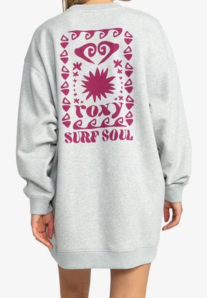 Grauer übergroßer Crewneck-Sweatshirt mit einem großen pinken grafischen Design auf der Rückseite, das abstrakte Formen und Text umfasst.