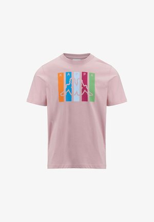 T-shirt di cotone rosa con una grafica con la parola "KAPPA" e strisce colorate (arancione, blu, rosa, verde) e silhouette.
