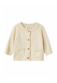 Cremefarbener Strickcardigan mit langen Ärmeln, Rundhalsausschnitt, zwei vorderen Taschen, Holzknöpfen sowie gerippten Bündchen und Saum. Weiche Textur.