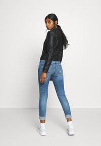 Vero Moda Petite VMFAVODONA COATED  - Casaco de pele sintética - black