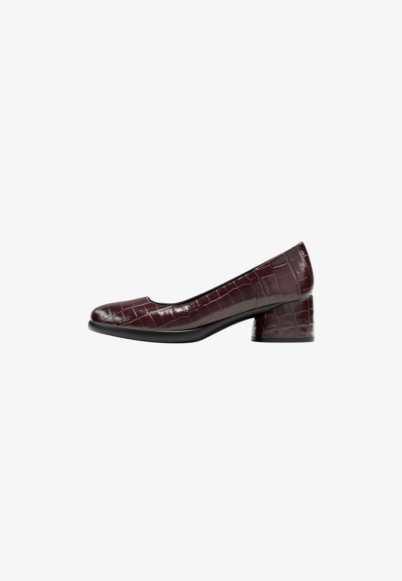 Chaussure pour femme à talon bas couleur bordeaux foncé avec motif crocodile et bout arrondi, présentée en profil latéral sur fond blanc.