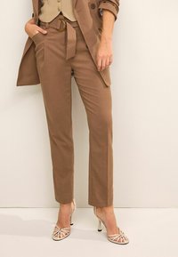 Next - BELTED TAPERED - REGULAR FIT - Trousers - camel brown Thumbnail Image 1