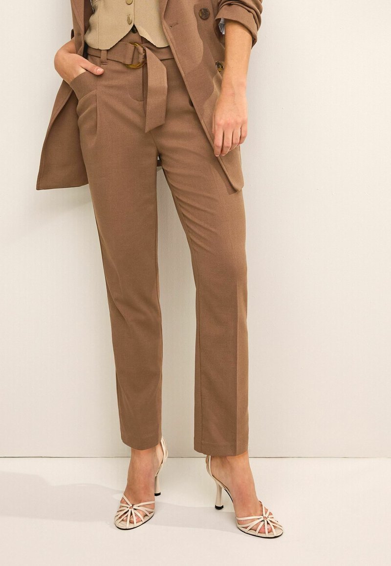 Next BELTED TAPERED - REGULAR FIT - Bukser - camel brown