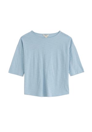 Camiseta de cuello redondo, mangas cortas y color azul claro, con un ajuste relajado y una tela con textura sutil.