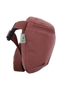 Rote Stoff-Schultertasche mit flachem Design, verstellbarem Gurt, Reißverschlusstasche und einem kleinen Markenetikett an der Seite.