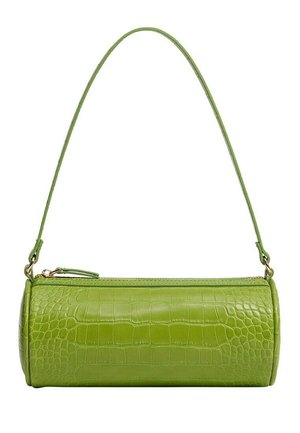 Bolso cilíndrico verde con textura de cocodrilo y una sola correa, con cierre superior de cremallera y herrajes en tono dorado.