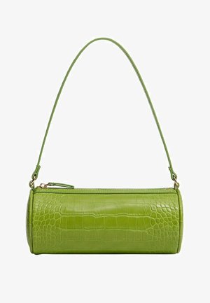 Bolso cilíndrico verde con textura de cocodrilo y una sola correa, con cierre superior de cremallera y herrajes en tono dorado.