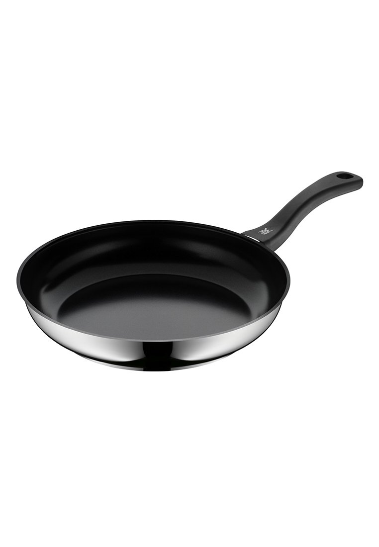 Sartén antiadherente con un interior negro y exterior de acero inoxidable brillante, con un mango curvado para un mejor agarre y facilidad de uso.