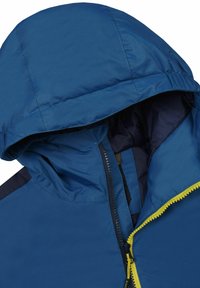 Giacca a cappuccio blu con chiusura a zip e dettagli gialli, texture liscia e un pannello scuro a contrasto sul lato.