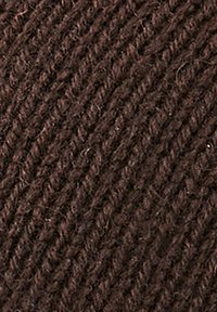 Tessuto a maglia marrone con una texture a coste, caratterizzato da fibre morbide e ritorte. Il design presenta un pattern di cuciture uniforme su tutta la superficie.