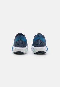 Μπλε και μαύρα αθλητικά παπούτσια με αναπνεύσιμο πλέγμα, μαλακή λευκή σόλα και υφασμάτινη μαύρη ελαστική σόλα.