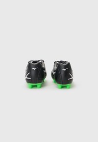 Sorte fotballsko med grønne knotter, med en glatt lærtekstur, hvite detaljer og et strømlinjeformet design.