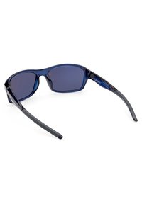 Gafas de sol con un marco de plástico azul oscuro, lentes ahumados grises y brazos elegantes y curvados. Detalles mínimos y un acabado pulido.