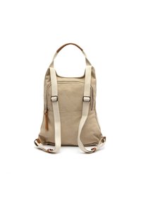 Beżowy plecak z kanwy z regulowanymi białymi szelki, przednia kieszeń na zamek, i brązowa skórzana rączka na białym tle.