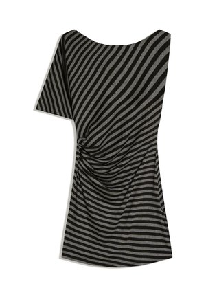 Zwart-grijs horizontaal gestreepte jurk met korte mouwen, asymmetrische halslijn en geplooide details bij de taille.